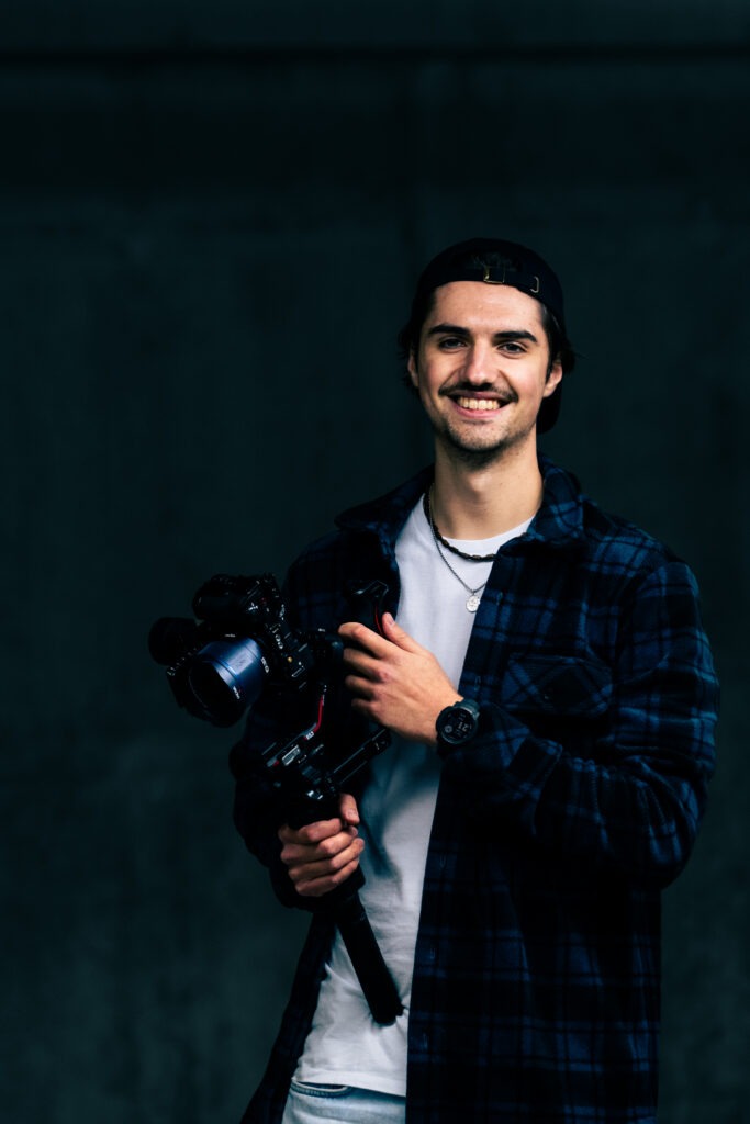 Fotograaf met camera tijdens een branding fotoshoot